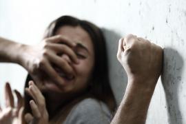 Femeie lovită de perete