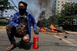 Protestatarii ard cauciucuri în timp ce se adună pentru a-și continua protestul împotriva loviturii de stat militare