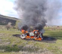 Mașină făcută scrum după ce a căzut de pe un dig din Vâlcea