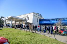 Persoane stau la rand la intrarea in primul centru de vaccinare anti-Covid-19 din Romania deschis non-stop, in Timisoara.