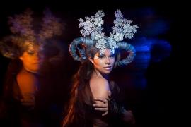 Femeie cu coarne din flori simbolizând semnul zodiacal pentru Berbec