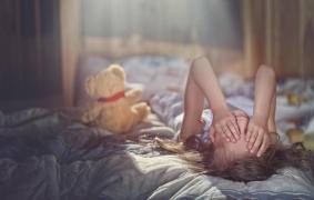 Părinţi din Neamţ arestaţi, după ce şi-au abuzat şi batjocorit proprii copii. Micuţii, supuşi la orori inimaginabile de cei care trebuiau să-i crească