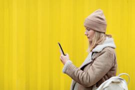 Românii ar putea fi amendaţi cu până la 4.500 de lei dacă folosesc telefonul mobil când traversează strada