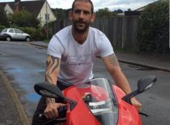 Tată ucis în faţa propriului copil, după o ceartă cu vecinii din cauza zgomotului produs de motocicletă, în Anglia