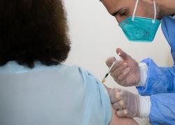 CEO-ul Pfizer anunţă că ar putea fi necesară şi a treia doză de vaccin Covid, apoi vaccinare anuală