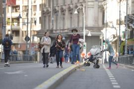 Persoane se plimba in centrul Capitalei