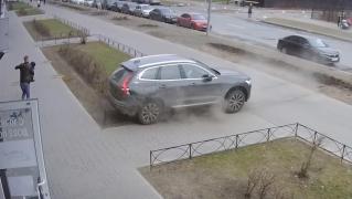 Un tată i-a salvat viaţa fiului de patru ani în ultima clipă, din faţa unei maşini scăpată de sub control, în Rusia