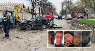 Cinci adolescenţi morți într-un Hyundai făcut praf într-un copac, pe un drum din Rusia. Șoferul de 14 ani a luat cheile maşinii noaptea, când părinții dormeau