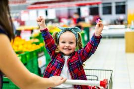 Fetiţă în căruciorul de cumpărături