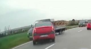 Accident cumplit filmat la ieșirea din Alexandria. Șoferul unui Logan a băgat în spital o gravidă, dar și alți oameni nevinovați