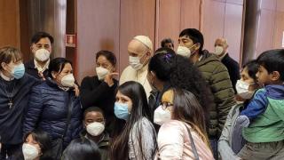 Papa Francisc a făcut vineri o vizită-surpriză unor persoane fără adăpost din Roma care au venit la Vatican să se vaccineze în mod gratuit împotriva Covid-19