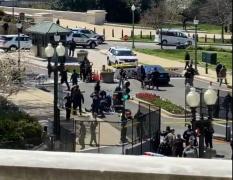 Incident la Capitoliu: Doi poliţişti loviţi de o maşină. Autorul atacului a murit