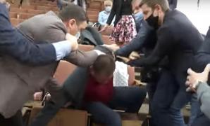 Bătaie cu pumni şi îmbrânceli la şedinţa Consiliului Municipal din Chișinău