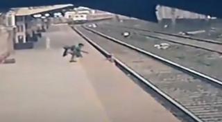 Momente dramatice: Copil salvat din faţa trenului în ultima secundă, în India