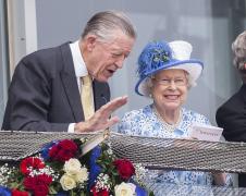 Sir Michael Oswald și regina Elisabeta a II-a