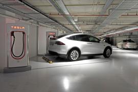 Tesla Model X pus la încărcat la un supercharger