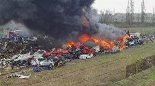 Incendiu de proporţii în Hunedoara, la Simeria. Ard zeci de caroserii auto, într-un centru de colectare a fierului vechi
