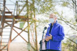 Klaus Iohannis, în timpul unei vizite în Parcul Natural Văcăreşti, cu ocazia ZIlei Pământului