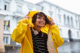 Portretul unei tinere cu haină galbenă de ploaie