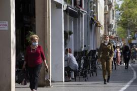 Oamenii fără măști de protecție merg pe o stradă, din Tel Aviv, Israel