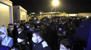 Mii de români se întorc acasă de Paşte. Cozi kilometrice în vămi, oamenii aşteaptă ore în şir ca să intre în ţară