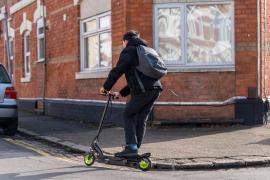 Băiat pe trotinetă