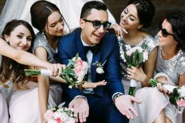 Bărbat care se uită în telefon în timp ce o femeie îl îmbrăţişează