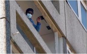 Ezekiel Hermon locuiește de unul singur într-un bloc cu 12 etaje din Marea Britanie