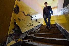 Un bărbat din statul Assam arată pagubele provocate de cutremurul care a avut loc miercuri