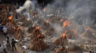 India a depăşit 18 milioane de infecţii cu coronavirus. Număr record de decese zilnice, cadavrele sunt arse în parcuri şi parcări