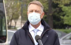 Iohannis, după vizita la centrul drive-thru din Constituţiei: "Suntem într-o nouă fază a campaniei. Nu va mai fi nevoie de niciun fel de birocraţie"