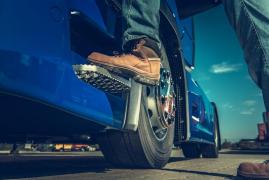 Sfârşit tragic pentru un şofer român de TIR din Italia: Spulberat de tren după ce a coborît din cabină