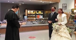 Nuntă într-un hypermarket din Sfântul Gheorghe. Un protest inedit printre rafturile magazinului