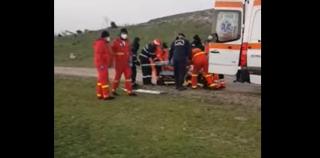 Paramedicii transportă victim către elicopterul SMURD