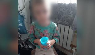 O mamă şi-a torturat fetiţa de 8 ani, o ţinea legată de mâini și de picioare şi o înfometa, într-un apartament din Rusia. Vecinii au auzit-o pe copilă ţipând