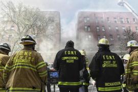 Peste 400 de pompieri se luptă cu un incendiu la un bloc de apartamente din Queens, New York