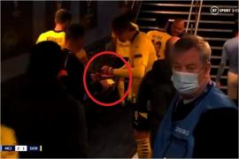 Arbitrul Octavian Şovre, criticat dur după ce a fost filmat pe tunelul de la vestiare cum îi cere un autograf lui Haaland. VIDEO