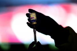 EMA anunță la ce trebuie să fie atenți cei care s-au vaccinat cu AstraZeneca. Care sunt simptomele unei posibile tromboze