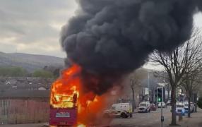 Momentul în care un autobuz este deturnat și incendiat în Belfast.