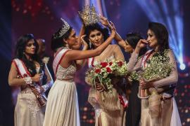 Deținătoarea titlului "Mrs. World", arestată după ce i-a smuls coroana de pe cap câștigătoarei "Mrs. Sri Lanka"