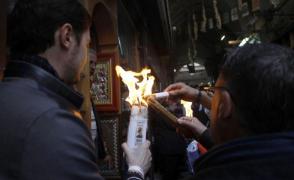 Persoane care iau lumină, de Paşte