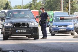 Un vameş din Bulgaria verifică actele cetăţenilor care intră în ţară