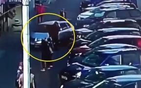 O şoferiţă din Roman a călcat pietonii de pe trotuar, încercând să scoată maşina din parcare. Trecătorii au sărit să-i oprească motorul