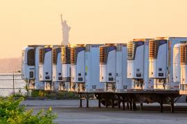 Sute de cadavre ale celor răpuşi de Covid sunt încă în camioane frigorifice, la un an de la apogeul pandemiei, în New York