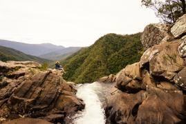 O mamă din Australia a căzut de la aproape 50 de metri înălţime într-o cascadă, sub ochii disperaţi ai copiilor săi