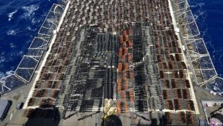 Marina SUA a confiscat o captură atât de mare de arme încât a acoperit puntea din spate a unui crucișător de 173 de metri