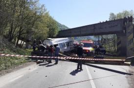 Tragedie cu doi morţi pe o şosea din Neamţ, după ce bucăţi dintr-un pod de cale ferată  s-au prăbuşit peste un microbuz