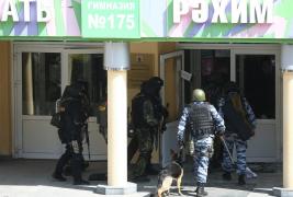 Momentul în care unul dintre atacatorii de la școala din Rusia e pus la pământ de polițiști