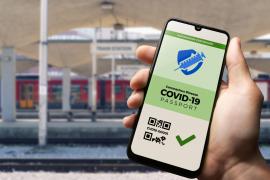Pasaportul verde Covid-19, concept prezentat pe ecranul unui telefon mobil