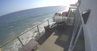 Două persoane au fost grav rănite, după ce un balcon s-a prăbuşit pe stânci, în Malibu. Momentul a fost surprins de o cameră de supraveghere
